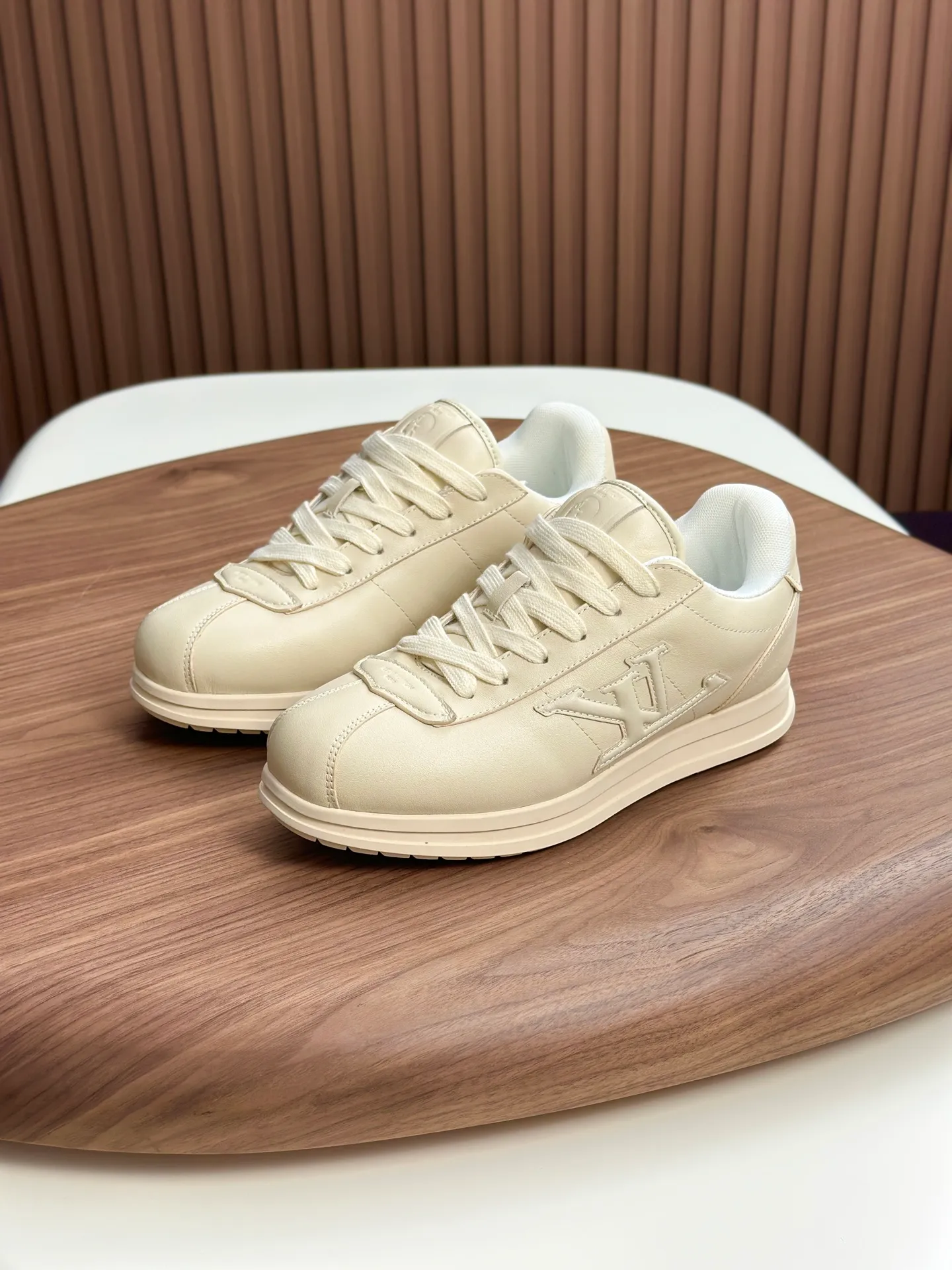 Factory direct sale ¥700💰Full set of packaging💰Top version LV-Louis Vuitton-Classic catwalk new style 1:1 developed replica of the original version! ! The upper foot is very comfortable. It is made of luxurious materials and fine workmanship. The midsole is printed with English letters "Made in Europe". The upper is made of calfskin imported from Italy. The side is decorated with the brand's LOGO and signature. The latest latex foot pads and mesh lining make the foot feel super comfortable. Original factory special supply of original two-color T men's shoes 💰U combination outsole. Bag technology Goodyear stitched edges Fabric: Exclusive custom first-layer cowhide Accessories: Exclusive private model Vuitton logo, lining: Customized silk mesh lining - first-layer silk cowhide lining Outsole: T men's shoes 💰U combination outsole wear-resistant, non-slip and anti-yellowing Foot pads: new latex pads-mesh sweat-absorbent Counter technology: fully computerized sewing machine wire drawing Toe cap Back cover Hot and cold shaping A complete set of pull-top lasts with medium and low logo patterns. Counter packaging - shoelaces, certificates, cards, instructions, certificates, dust bags. The most comprehensive packaging on the Internet. Men's model 339-44 (38/45 custom-made, non-returnable!